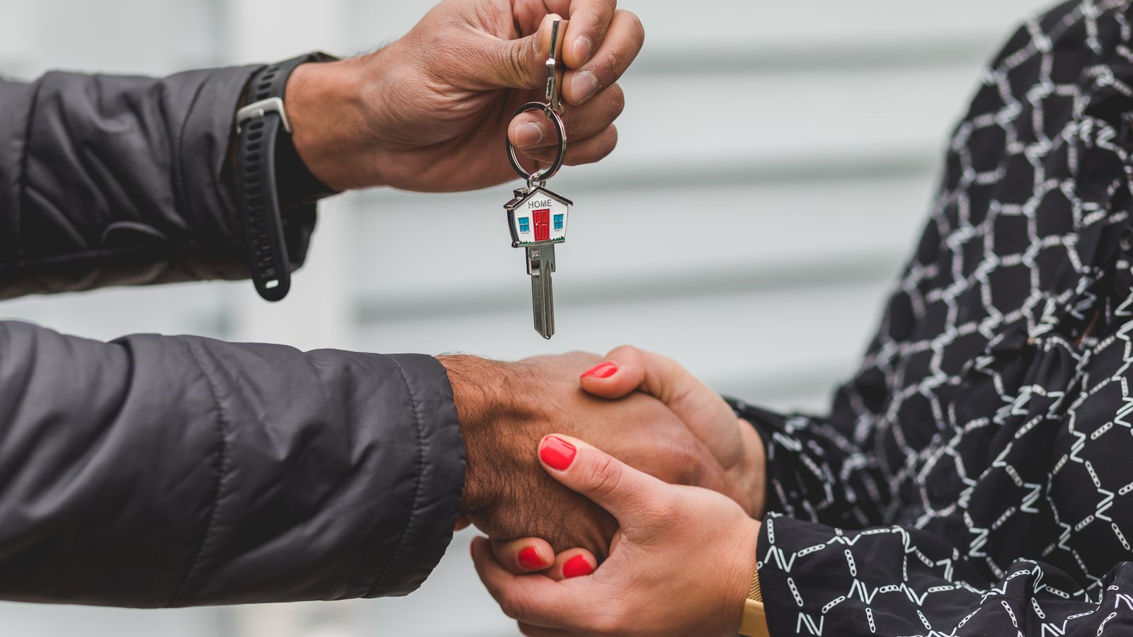 Remise des clés d'un logement après la signature d'un bail d'habitation